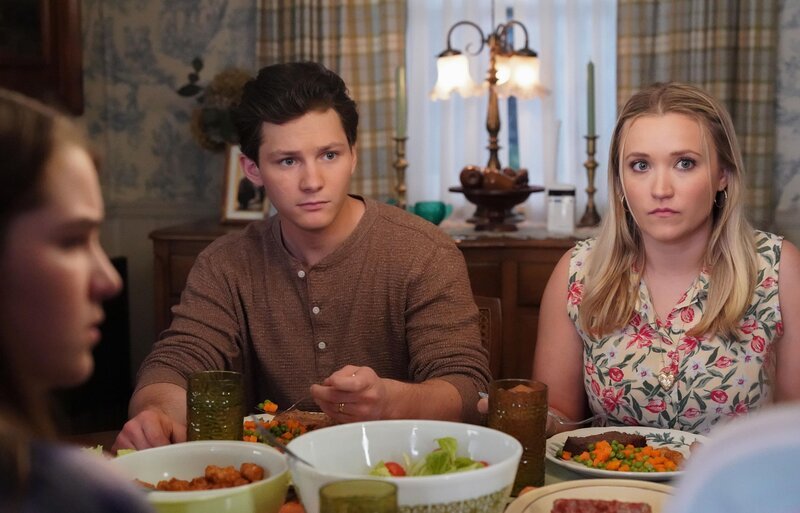 Georgie Cooper (Montana Jordan, l.); Mandy MacAllister (Emily Osment, r.) – Bild: 2023 Warner Bros. Entertainment Inc. Lizenzbild frei