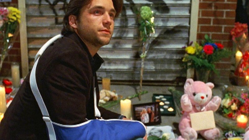 In den Blitzlichtern der Presse hält Schauspieler Mike (Jeff Hephner) eine ergreifende Rede. Genau an dieser Straßenecke wurde erst vor kurzem seine Freundin erschossen. – Bild: MG RTL D