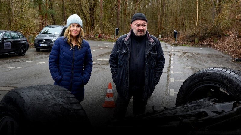 Linett Wachow (Stefanie Stappenbeck, l.) und Otto Garber (Florian Martens, r.) werden zu einer Unfallstelle gerufen, weil offen ist, ob sich dahinter ein Verbrechen verbirgt. – Bild: ZDF