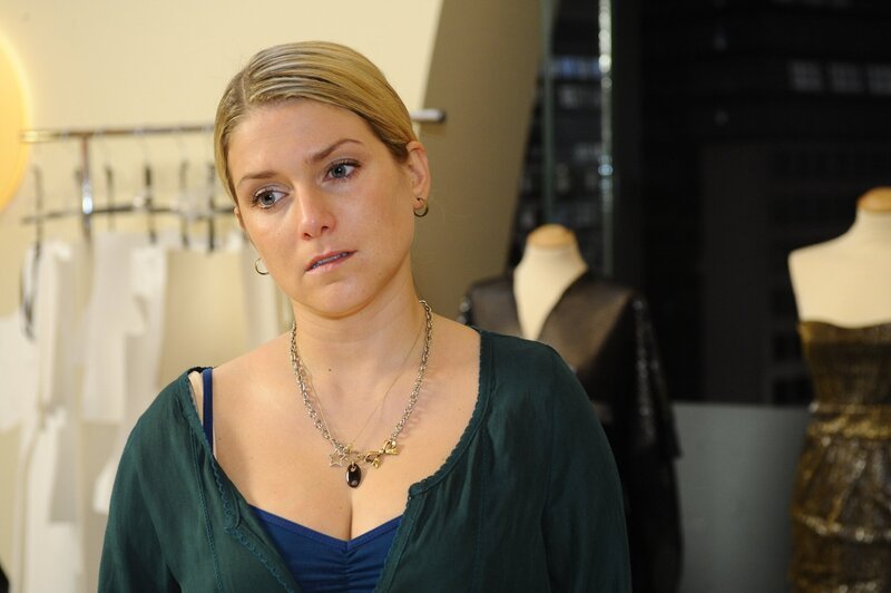 Anna (Jeanette Biedermann) ist in Gedanken bei Jonas. – Bild: SAT.1 /​ Oliver Ziebe