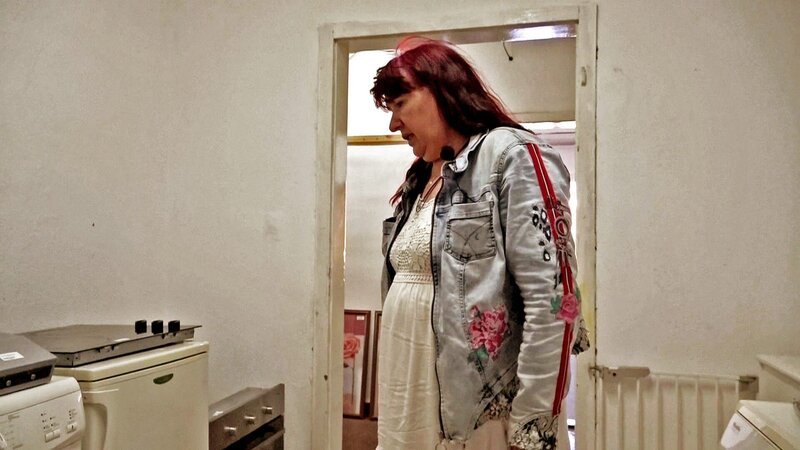 Bärbel (64) braucht dringend eine neue Waschmaschine – Bild: RTLZWEI