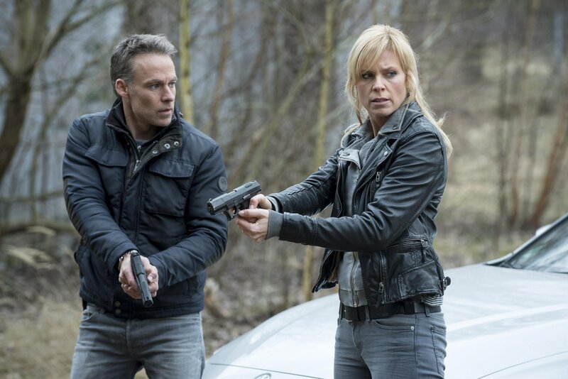 Jan Maybach (Marco Girnth) und Ina Zimmermann (Melanie Marschke) im Einsatz. – Bild: ZDF
