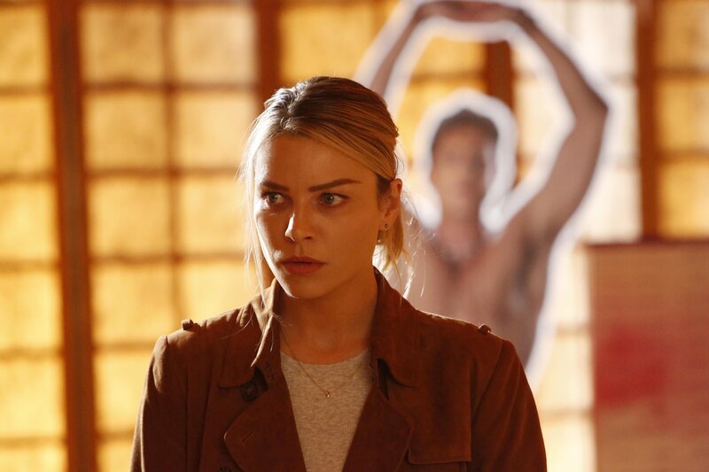 Eigentlich sollte sich Chloe (Lauren German) mit dem neuen Fall beschäftigen, doch die enge Zusammenarbeit von Lucifer und Ella lässt sie einfach nicht los … – Bild: warner