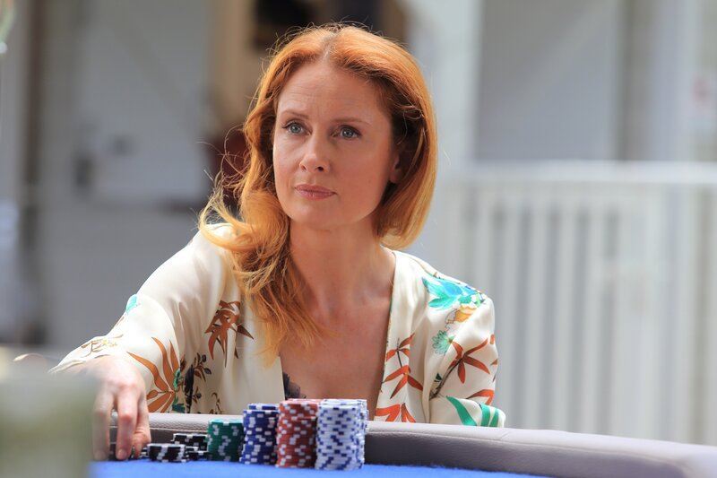 Am Pokertisch gibt es viel zu verlieren. Das wird auch Melanie Devaux (Zoe Telford) schmerzlich klar. – Bild: Denis Guyenon /​ Red Planet Pictures