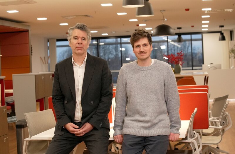 Frank Seibert (re., Journalist) und Thomas Galli im Büro des Rechtsanwaltes, er möchte Gefängnisse abschaffen. – Bild: MDR/​Werkblende