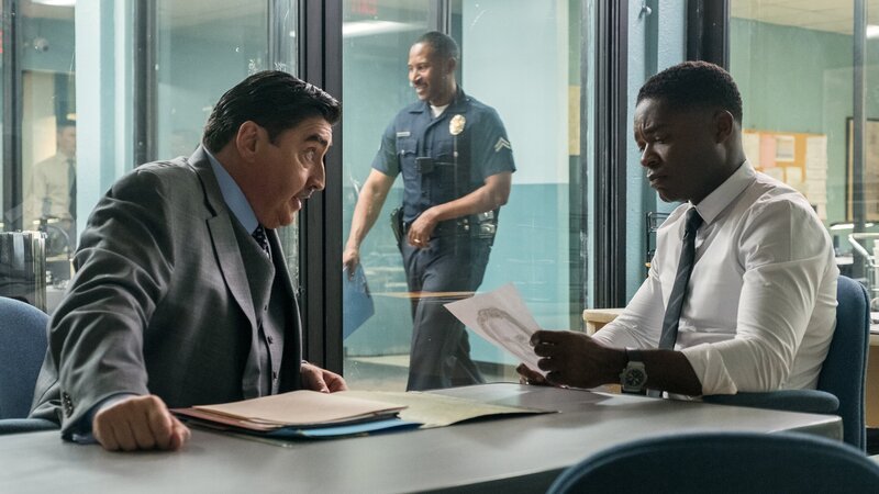 Vorne L-R: Howard Keleshian (Alfred Molina), Jack Radcliff (David Oyelowo) – Bild: CH Media Vorne L-R: Howard Keleshian (Alfred Molina), Jack Radcliff (David Oyelowo) – Bild: CH Media