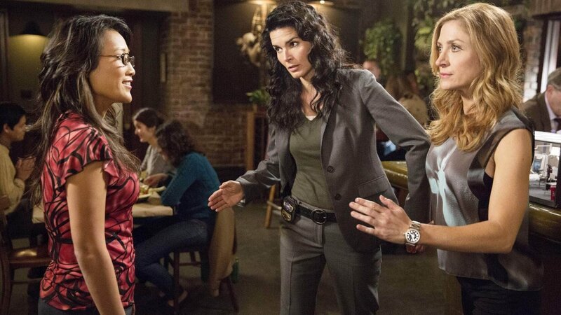V.l.: Susie Chang (Tina Huang) unterstützt Det. Jane Rizzoli (Angie Harmon) bei den Ermittlungen, da Dr. Maura Isles (Sasha Alexander) auf einer Konferenz ist. – Bild: MG RTL D /​ Warner Bros.