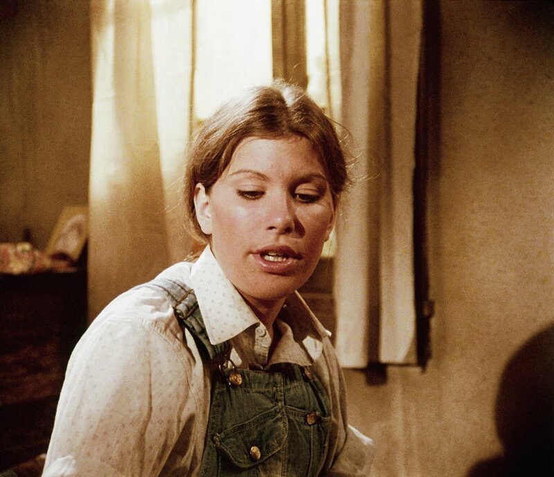 Mary Ellen (Judy Norton-Taylor) wartet ungeduldig auf ihre Zulassung zur Aufnahmeprüfung. Sie hat sich an der Schwesternschule der Universität von Virginia beworben … – Bild: Sat.1 Gold