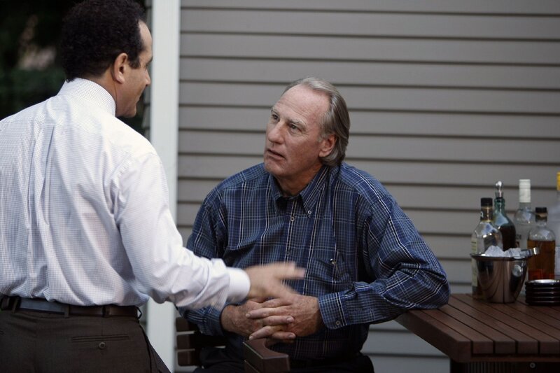 Monk (Tony Shalhoub, li.) stellt Ethan Rickover (Craig T. Nelson) zur Rede, der, bevor Monk Trudy kennenlernte, eine Affäre mit ihr hatte. Monk vermutet, dass der Richter Dreck am Stecken haben könnte … – Bild: RTPL /​ RTLplus