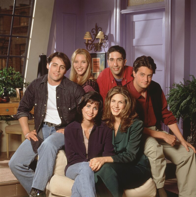 (V.li.) Joey (Matt LeBlanc), Phoebe (Lisa Kudrow), Monica (Courtney Cox), Ross (David Schwimmer), Rachel (Jennifer Aniston) und Chandler (Perry Matthew) treffen sich am liebsten in einem Cafe in New York, um dort ihre Probleme und Problemchen in aller Ausführlichkeit zu besprechen. – Bild: TVN/​WB