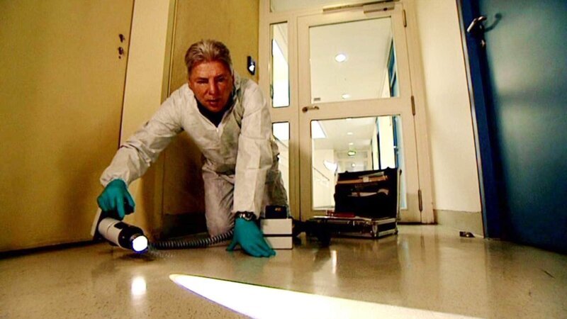 Fall „Tödliche Weihnachten“: Hat der Täter Spuren am Tatort hinterlassen? Mitarbeiter der Spurensicherung suchen nach Schuhabdrücken. – Bild: TVNOW