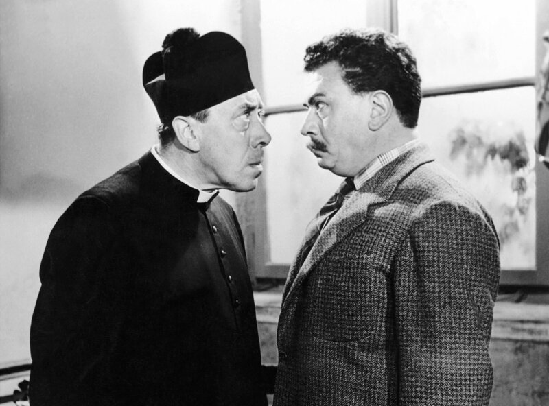 Immer auf Konfrontationskurs: Don Camillo (Fernandel, li.) und Peppone (Gino Cervi). Weiteres Bildmaterial finden Sie unter www.br-foto.de. – Bild: ARD Degeto