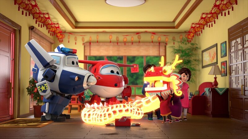 Paul (li.) und Jett (2.v.li.) beliefern Xiyuan (mi.) in China mit einem tollen, leuchtenden Drachenkostüm für das chinesische Neujahrsfest – den Drachentanz. – Bild: FUNNYFLUX /​ ALPHA ALL RIGHTS RESERVED.