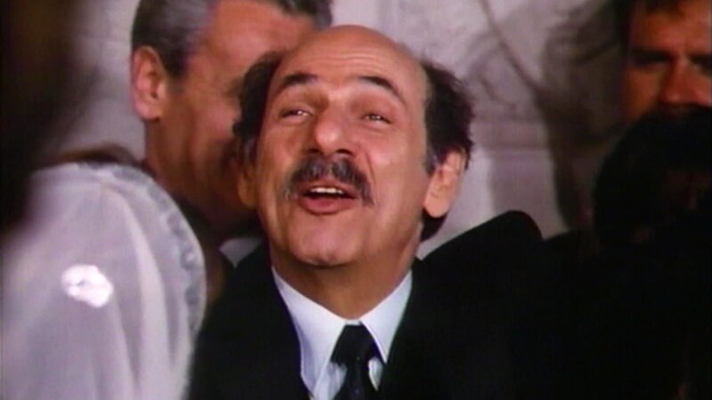 Mr. Soloman (Herschel Bernardi) spricht über Frieden. – Bild: Bibel TV