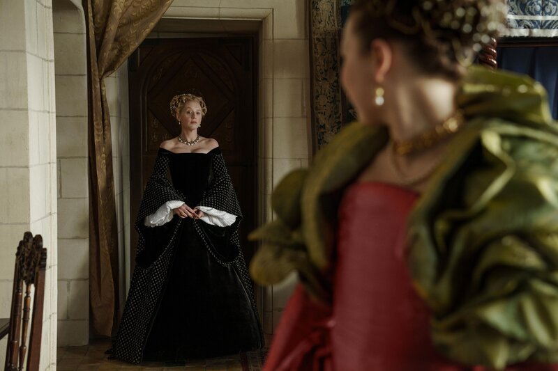 Diana von Poitiers (Ludivine Sagnier, l.); Junge Katharina von Medici (Liv Hill, r.) – Bild: MMXXII Lions Gate Televison inc. /​ 2021 Starz Entertainment, LLC. All Rights Reserved.