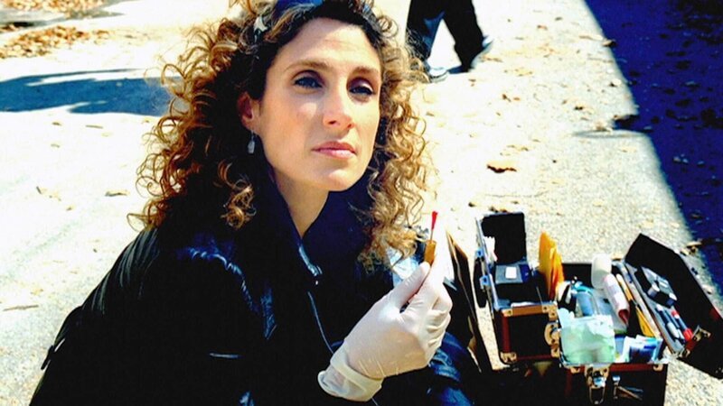 Stella (Melina Kanakaredes) findet am Tatort neben menschlichen Blutspuren auch die eines Grizzlys. Wie passt das zusammen? – Bild: MG RTL D /​ CBS
