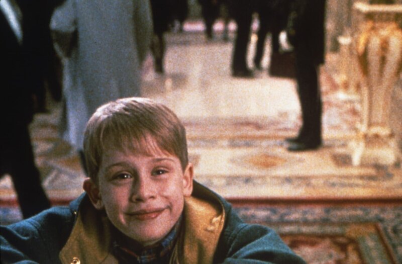 Kevin McCallister (Macaulay Culkin) erwischt versehentlich das falsche Flugzeug, als er mit seinen Eltern in den Urlaub fliegen will. Statt wie geplant nach Miami zu jetten, findet sich der Kleine nach der Landung plötzlich im weihnachtlichen New York wieder. Ein aufregendes Abenteuer beginnt … – Bild: Cat’s /​ Marlyse Press Photo/​MPP