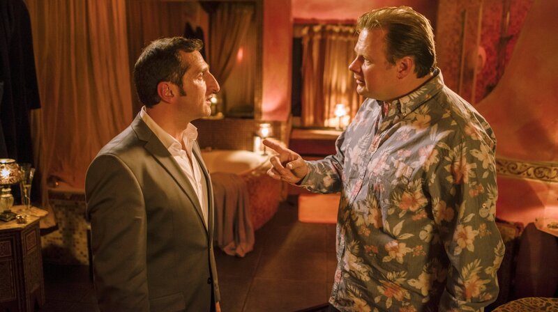 Pius (Michael A. Grimm, re.) ist es peinlich, dass Zeki (Tim Seyfi) ihn im Puff findet und behauptet keine Geschäfte mit Tavuk gemacht zu haben. Pius hat Angst dass Zeki von seinem Puffbesuch erzählt. – Bild: ARD Degeto/​BR/​TV 60/​Hendrik Heiden