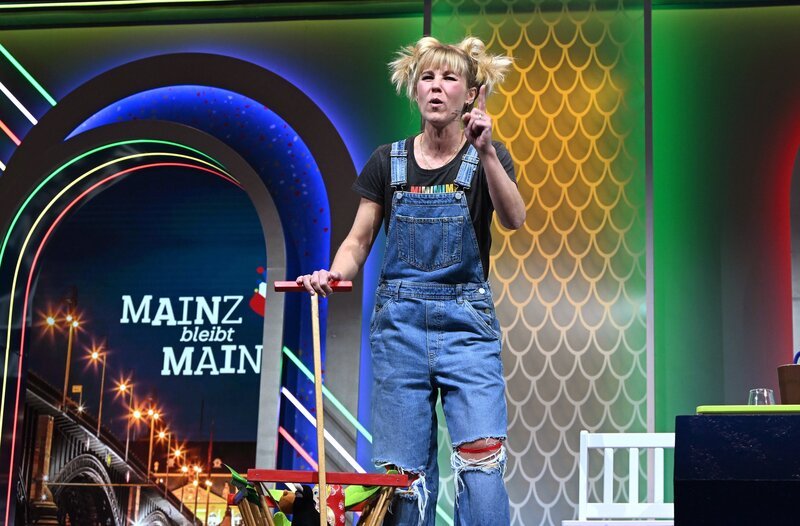 Riesenjubel bei "Mainz bleibt Mainz wie es singt und lacht" erntete Dr. Katharina Greule als Kita-Kati von sechs Politiker:innen im Kindergarten: Olaf, Friedrich, Alice, Christian, Robert und Sarah. Außerdem: Manfred Friedrich als Erna Kaludrichkeit. Unvergessen die Szene 1992, als Erna sich über Norbert Blüms Rentenpolitik beschwert und dieser ihr spontan ein persönliches Rentenversprechen gibt. – Bild: SWR/​Kristina Schäfer