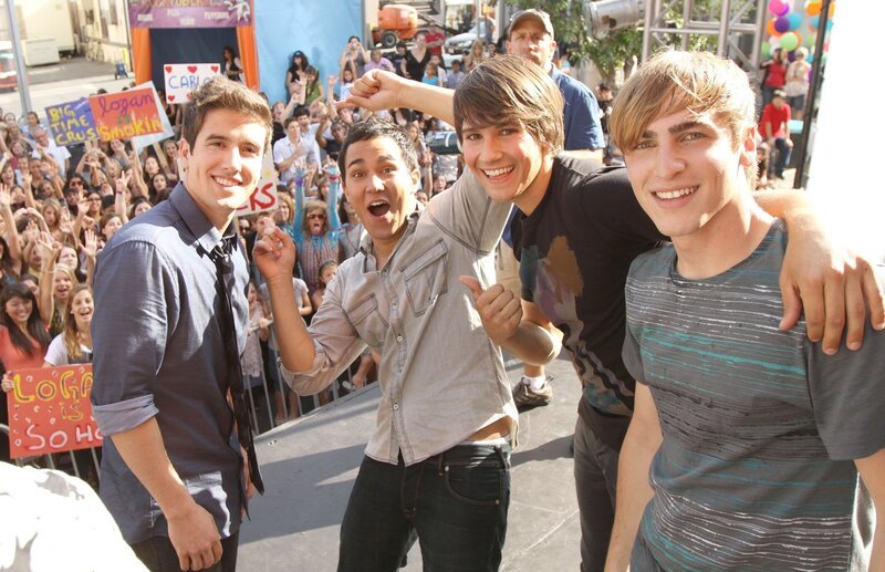 L-R: Logan Henderson, Carlos Pena, James Maslow, Kendall Schmidt – Bild: PLURIMEDIA (Viacom International Inc)
