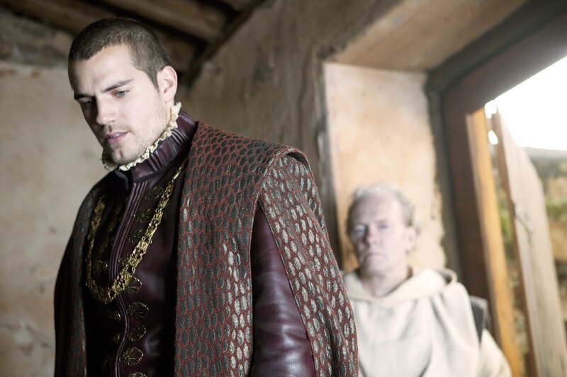 Fühlt sich alleine und verlassen: Charles Brandon (Henry Cavill, vorne) trauert um seine Frau und Schwester des Königs, Prinzessin Margaret. Die Seuche hat auch ihr Leben gefordert … – Bild: AXN White