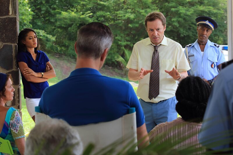 (v.li.): Elisabeth Bourgine (Catherine Bordey), Joséphine Jobert (Det. Serg. Florence Cassell), Nicholas Gleaves (Peter Baxter), Ardal O’Hanlon (Det. Insp. Jack Mooney), Danny John-Jules (Officer Dwayne Myers). – Bild: Denis Guyenon /​ Red Planet Pictures