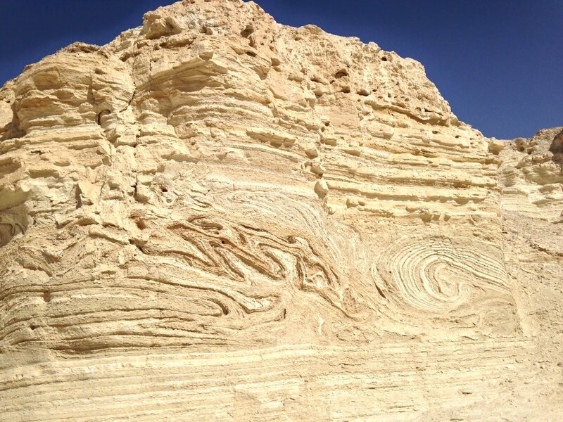 Die Felsen in der Umgebung der Festung Masada in Israel geben Aufschluss über die zahlreichen Erdbeben, von denen das Gebiet heimgesucht wurde. – Bild: La Compagnie des Taxi-Brousse