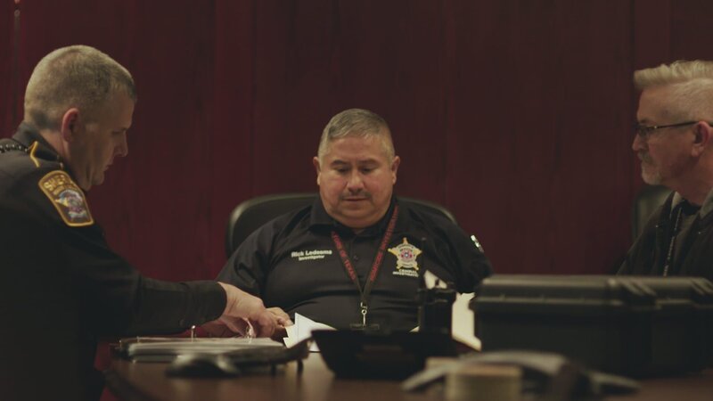 (v.l.n.r.) Lieutenant John Pollock, Lead Investigator Rick Ledesma, Criminal Investigator Terry Young – Bild: Warner Bros. Entertainment Inc. and Wolf Reality, LLC.