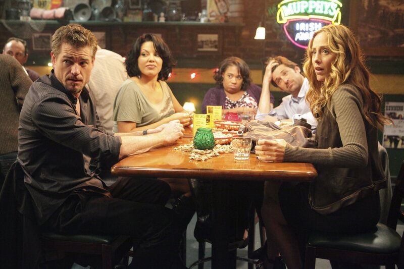 Derek (Patrick Dempsey) erhält die Beihilfe, die er für seine klinische Studie benötigt. Owen, Miranda (Chandra Wilson), Mark (Eric Dane), Callie (Sara Ramirez) und Teddy (Kim Raver) wollen mit ihm in Joe’s Bar feiern, werden dabei jedoch von einer Person, die sie dort nicht vermutet hätten, völlig überrascht … – Bild: American Broadcasting Companies, Inc.