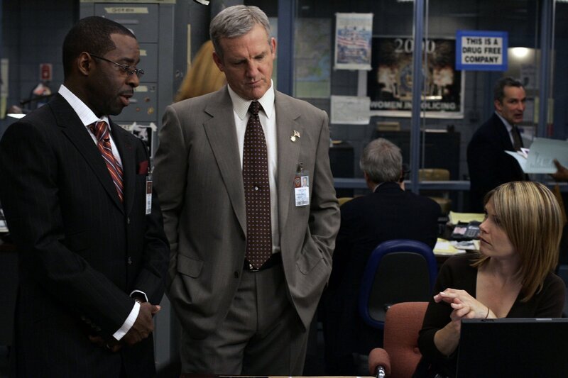 Courtney B. Vance as District Attorney Ron Carver, Jamey Sheridan as Captain James Deakins, Kathryn Erbe as Det. Alexandra Eames – Bild: VOX