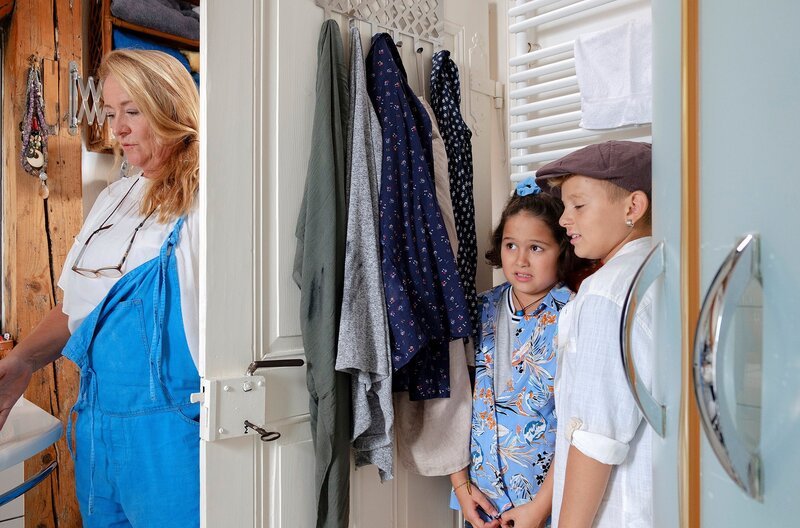 Lisa und Tom verstecken sich, um Omas Geheimnis zu lüften. – Bild: SR/​Sebastian Knoebber