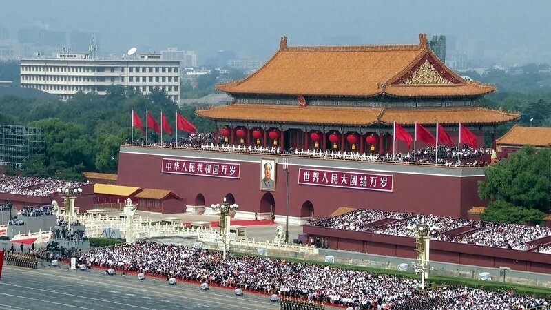 Tiananmen-Platz    +++ Die Verwendung des sendungsbezogenen Materials ist nur mit dem Hinweis und Verlinkung auf RTL+ gestattet. +++ – Bild: RTL /​ © MAXIMAL PRODUCTIONS /​ 2019