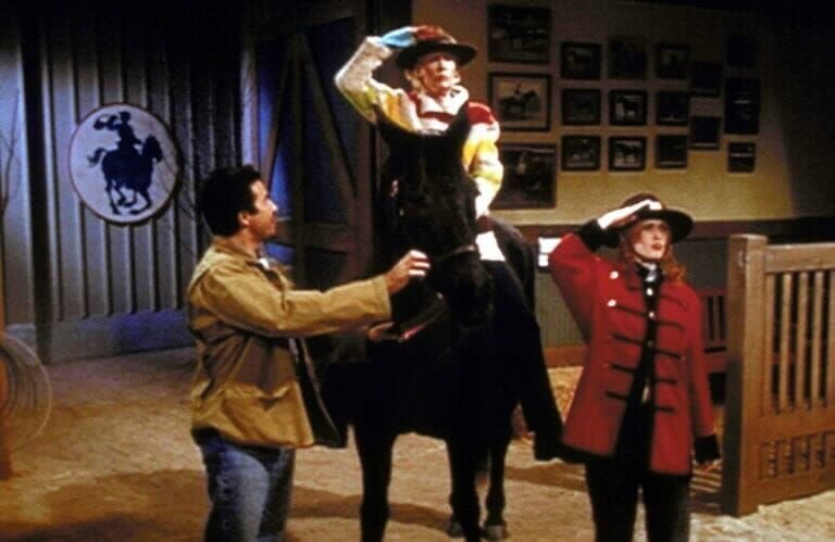 Dharma (Jenna Elfman, M.) und Jane (Shae D’Lyn, r.) machen sich einen Spaß daraus, sich als lesbische berittene Polizistinnen auszugeben. Titel: Dharma & Greg – Bild: PRO7 /​ ProSieben Media AG