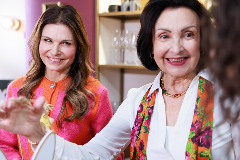 Britta (Tabea Heynig, l.) und Naomi ziehen beim falschen Ostern für Jutta (Ewa Teilmans) gemeinsam an einem Strang. – Bild: RTL /​ Sebastian Meyer /​ Ostern im Winter