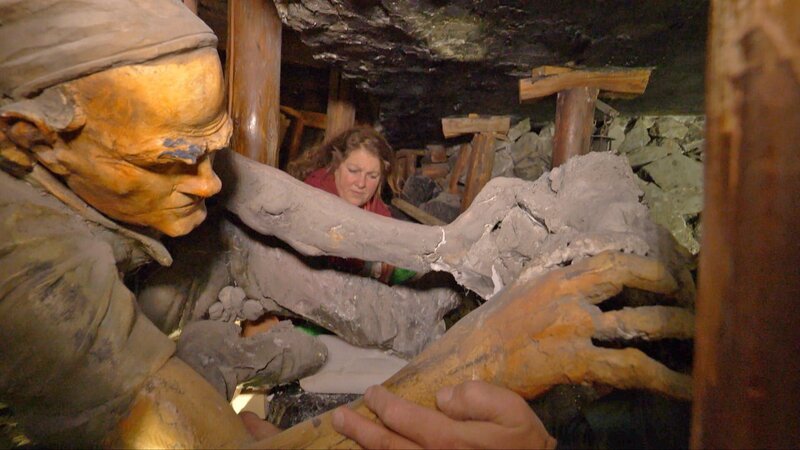 Michaela Stemmer restauriert die Figuren des Bergwerks im Deutschen Museum – Bild: Kirche in Bayern/​Bibel TV