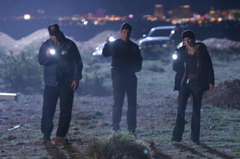 Die Ermittler Gil Grissom (William Petersen, l.), Nick (George Eads) und Catherine (Marg Helgenberger) sind entsetzt: Die junge Frau hat den zweiten Angriff ihres Peinigers nicht überlebt … – Bild: RTL /​ CBS