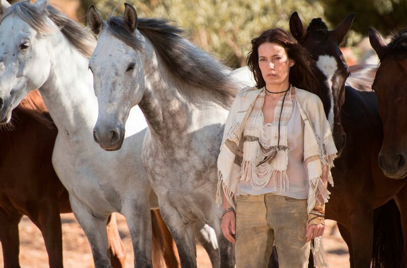 Die mysteriöse Tara (Nicolette Krebitz) lebt seit vielen Jahren zurückgezogen mit ihren Pferden. – Bild: HR/​Constatin Film