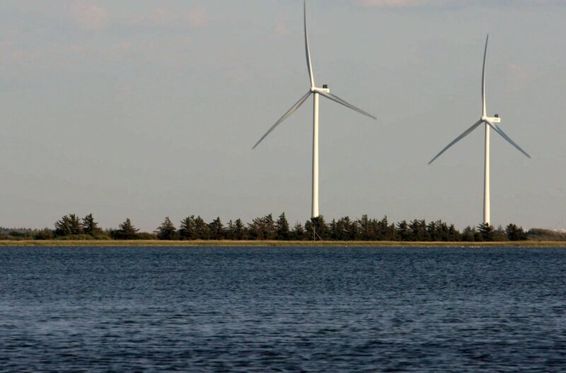 Von den ersten Wikingersegeln bis zu den großen elektrischen Windkraftanlagen der Gegenwart wurde die Geschichte Dänemarks von seinem besten Feind geprägt: dem Wind. – Bild: Elephant Doc