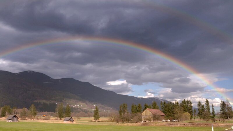 Ein beschauliches Nebental des Ennstals ist das Paltental. Hier hat der Tourismus noch nicht seine Spuren hinterlassen, sondern das Leben verläuft in denselben Bahnen wie in vergangenen Zeiten. Die Doku von Wolfgang Winkler porträtiert typische Menschen von hier, etwa aus den Gemeinden Rottenmann, Trieben und Selzthal. Im Bild: Landschaft mit Regenbogen. – Bild: ORF/​Pammer Film