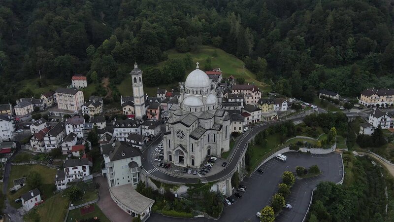Santuario della Madonna del Sangue (Heiligtum der Madonna del Sangue), eine große Basilika in der kleinen Gemeinde Re in der Region Piemont im Norden Italiens, nahe der Schweizer Grenze. – Bild: Verlagshaus Hans Jöchler