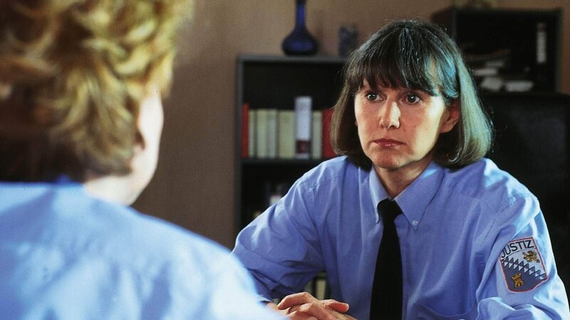 Jutta (Claudia Loerding, re.), zur kommissarischen Anstaltsleiterin ernannt, teilt Stationsleiterin Silke Jacoby (Judith von Radetzky) mit, daß sie bei ihrer Entscheidung, Vivi und Walter in getrennte Zellen zu verlegen, bleibt. – Bild: RTL