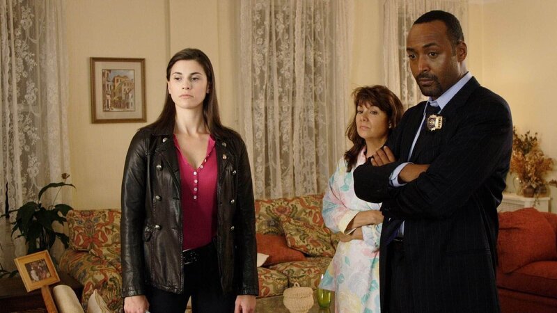 Cassady (Milena Govich, li.) und Green (Jesse L. Martin, re.) finden den ermordeten Carl Mullaly, der vor kurzem in einer Talkshow als Kinderschänder geoutet wurde. (Frau im Hintergrund nicht bekannt) – Bild: RTL /​ NBCUniversal All Rights Reserved