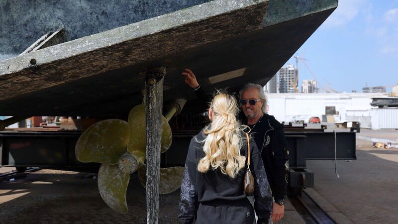Die Familie hat einen Ausflug nach Ra’s al-Chaima und in den Oman geplant, doch die Versicherung der Indigo Star macht ihnen einen Strich durch die Rechnung. Die Familienyacht muss aufs Trockendock. Ein kostspieliges Unterfangen. – Bild: RTLZWEI
