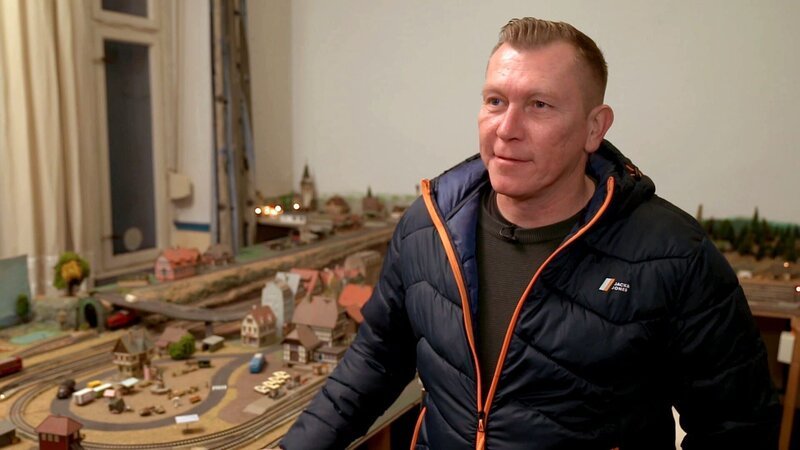 S17F08: In den letzten Jahren waren die Geschwister Inken und Jan vom Schicksal verfolgt. Die Mutter und viele weitere Familienmitglieder verstarben. 2021 brannte Inkens Lebenstraum ab – ihr Bauernhof. Sie kam im Elternhaus ihres Vaters unter. – Bild: RTL Zwei