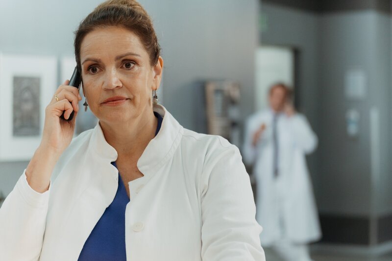 Dr. Vera Fendrich (Rebecca Immanuel) im Einsatz. – Bild: ZDF /​ ORF /​ Sabine Finger