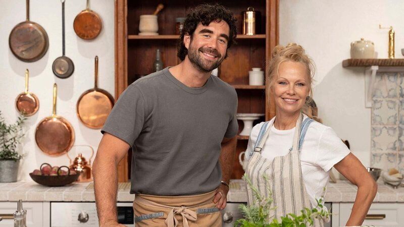 Pamela Anderson und Gabe Kennedy. – Bild: RTL /​ Corus Entertainment /​ Pamela macht Picknick