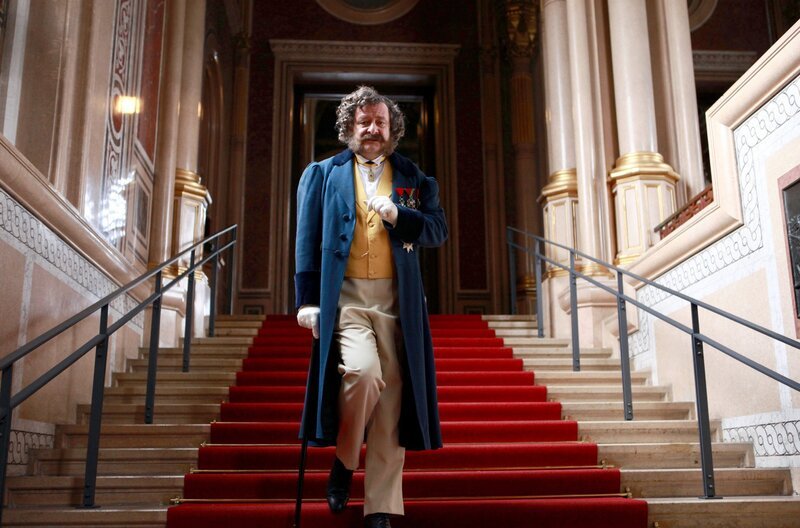 Wertheim war ein typischer „Ringstraßenbaron“, der aus bescheidenen Verhältnissen kam und sich mit feuerfesten Eisenkassen zum vielfachen Millionär hocharbeitete. Er sammelte Orden, trug sie oft im Alltag und begleitete den Monarchen 1869 zur Eröffnung des Suez-Kanals als Berater. Seine Produkte galten als besonders sicher und wurden in europäischen Herrscherhäusern angepriesen. – Bild: BR/​Neulandfilm/​ORF