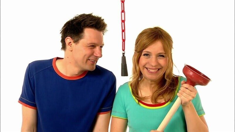 Tanja und André erklären, was man mit diesem merkwürdigen Gegenstand macht. – Bild: Kinderkanal