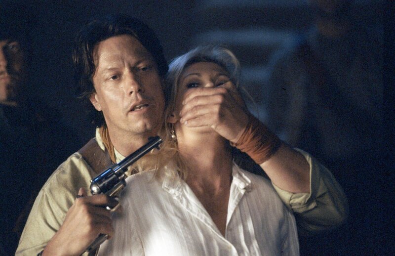 Die Lage ist ernst: Ivan und seine Schergen (Gavin Hood, Foto) haben Elisabeth (Alison Doody) entführt, da sie denken sie führe die Karte mit sich. – Bild: RTL II