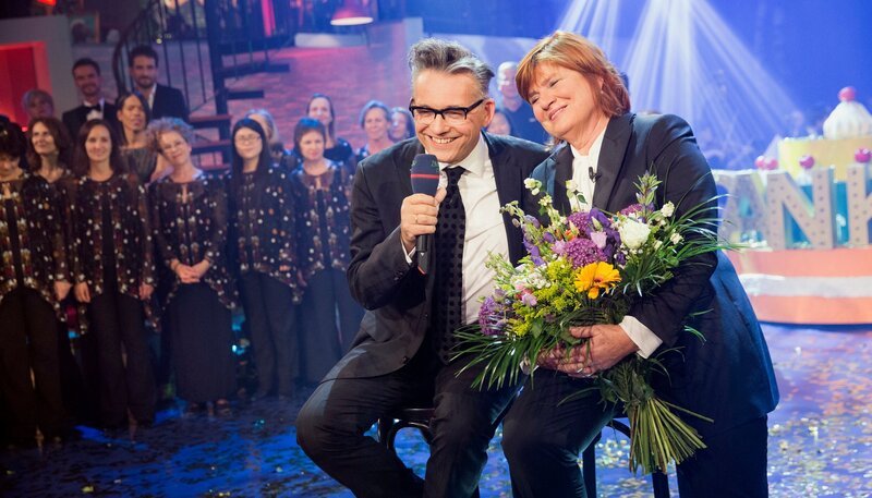 Christine Westermann mit Götz Alsmann, der ein selbstkomponiertes Lied zum Abschied von „Zimmer frei!“ singt. – Bild: WDR/​Ben Knabe